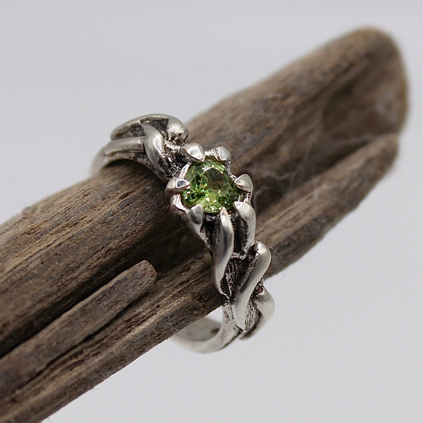 Hemalyth Ring with Green Sapphire